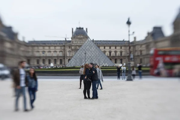 Paris França Setembro 2016 Turistas Frente Palácio Louvre Pirâmide Louvre — Fotografia de Stock