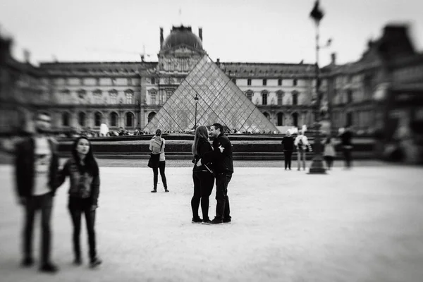 París Francia Septiembre 2016 Turistas Frente Palacio Del Louvre Pirámide —  Fotos de Stock