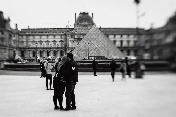 Paris Francja Wrzesień 2016 Turyści Przed Pałacem Luwru Piramidą Luwru — Zdjęcie stockowe