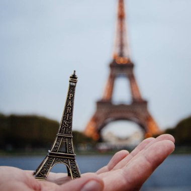 PARIS - 30 Eylül 2016: Eiffel Turu 'nun muhteşem gece aydınlanması. Eyfel Kulesi Fransa 'da en çok ziyaret edilen anıttır.