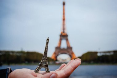 PARIS - 30 Eylül 2016: Eiffel Turu 'nun muhteşem gece aydınlanması. Eyfel Kulesi Fransa 'da en çok ziyaret edilen anıttır.