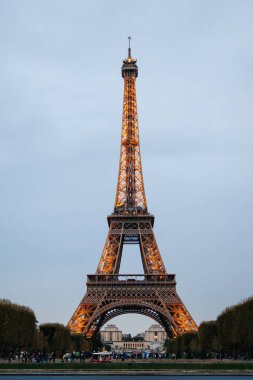 PARIS - 30 Eylül 2016: Akşam karanlığında Eyfel Kulesi 'ni aydınlatma. Kule Fransa 'nın en çok ziyaret edilen simgesidir..