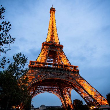 PARIS - 30 Eylül 2016: Akşam karanlığında Eyfel Kulesi 'ni aydınlatma. Kule Fransa 'nın en çok ziyaret edilen simgesidir..