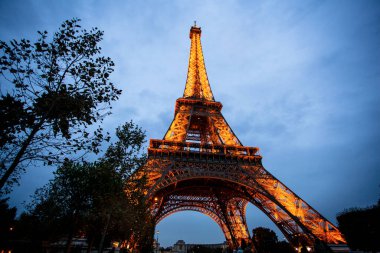PARIS - 30 Eylül 2016: Akşam karanlığında Eyfel Kulesi 'ni aydınlatma. Kule Fransa 'nın en çok ziyaret edilen simgesidir..