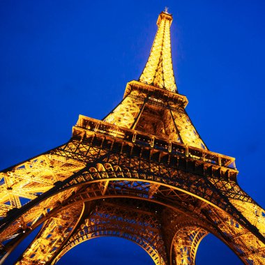 PARIS - 30 Eylül 2016: Akşam karanlığında Eyfel Kulesi 'ni aydınlatma. Kule Fransa 'nın en çok ziyaret edilen simgesidir..