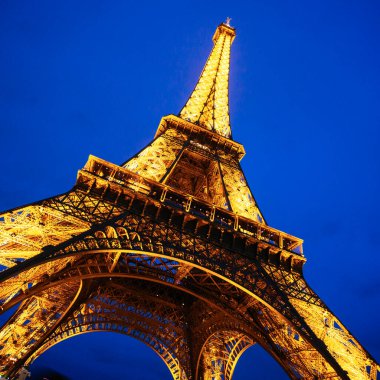 PARIS - 30 Eylül 2016: Akşam karanlığında Eyfel Kulesi 'ni aydınlatma. Kule Fransa 'nın en çok ziyaret edilen simgesidir..
