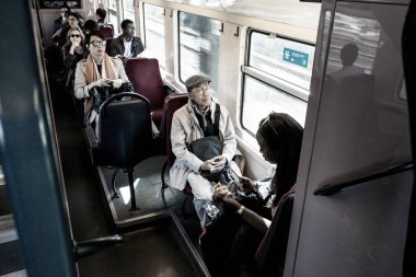 Paris, 7 Ekim 2017: Her sabah Paris 'in göbeğinde yolcularla dolu bir tren manzarası