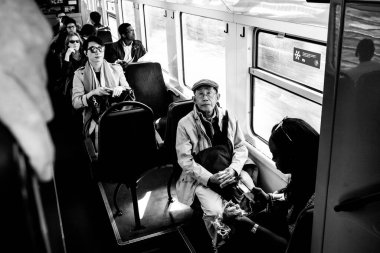 Paris, 7 Ekim 2017: Her sabah Paris 'in göbeğinde yolcularla dolu bir tren manzarası