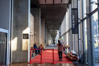 PARIS, FRANCE -5 Ekim 2016 - Paris 'teki Bibliotheque Nationale Francois Mitterrand kütüphanesinin iç görünümü, Fransız mimar Dominique Perrault tarafından dört açık kitap olarak tasarlandı.