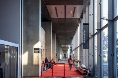 PARIS, FRANCE -5 Ekim 2016 - Paris 'teki Bibliotheque Nationale Francois Mitterrand kütüphanesinin iç görünümü, Fransız mimar Dominique Perrault tarafından dört açık kitap olarak tasarlandı.