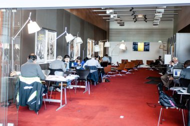 Paris, Fransa 5 Ekim 2016: Paris 'teki Fransız Ulusal Kütüphanesi' ndeki ünlü Labrouste konferans salonunda işyeri 