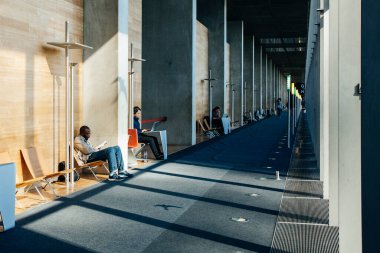 PARIS, FRANCE -5 Ekim 2016 - Paris 'teki Bibliotheque Nationale Francois Mitterrand kütüphanesinin iç görünümü, Fransız mimar Dominique Perrault tarafından dört açık kitap olarak tasarlandı.