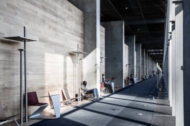 PARIS, FRANCE -5 Ekim 2016 - Paris 'teki Bibliotheque Nationale Francois Mitterrand kütüphanesinin iç görünümü, Fransız mimar Dominique Perrault tarafından dört açık kitap olarak tasarlandı.