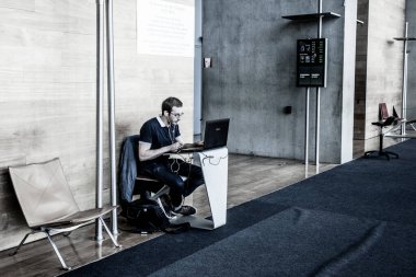 PARIS, FRANCE -5 Ekim 2016 - Paris 'teki Bibliotheque Nationale Francois Mitterrand kütüphanesinin iç görünümü, Fransız mimar Dominique Perrault tarafından dört açık kitap olarak tasarlandı.