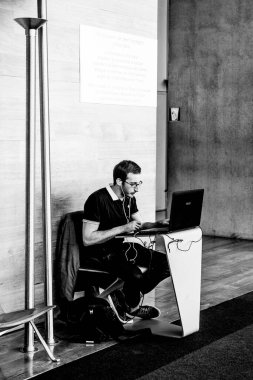 PARIS, FRANCE -5 Ekim 2016 - Paris 'teki Bibliotheque Nationale Francois Mitterrand kütüphanesinin iç görünümü, Fransız mimar Dominique Perrault tarafından dört açık kitap olarak tasarlandı.