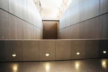 PARIS, FRANCE -5 Ekim 2016 - Paris 'teki Bibliotheque Nationale Francois Mitterrand kütüphanesinin iç görünümü, Fransız mimar Dominique Perrault tarafından dört açık kitap olarak tasarlandı.