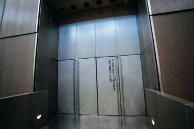 PARIS, FRANCE -5 Ekim 2016 - Paris 'teki Bibliotheque Nationale Francois Mitterrand kütüphanesinin iç görünümü, Fransız mimar Dominique Perrault tarafından dört açık kitap olarak tasarlandı.