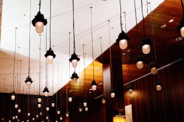 Büyük salonda bir sürü lamba süslemesi var.