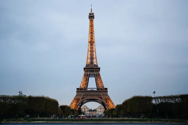 Paris September 2016 Illuminierter Eiffelturm Der Abenddämmerung Der Turm Ist — Stockfoto