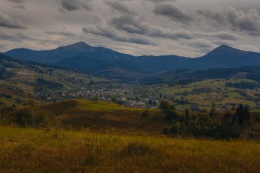 Karpat dağlarında güzel bir sonbahar başlangıcı, Ukrayna