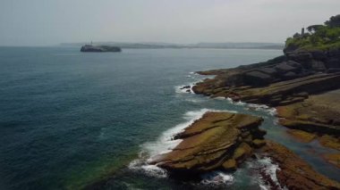 Santander şehrinin insansız hava aracı görüntüsü ve inanılmaz temiz Atlantik okyanusu.