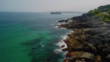 Santander şehrinin insansız hava aracı görüntüsü ve inanılmaz temiz Atlantik okyanusu.