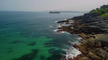 Santander şehrinin insansız hava aracı görüntüsü ve inanılmaz temiz Atlantik okyanusu.