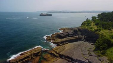 Santander şehrinin insansız hava aracı görüntüsü ve inanılmaz temiz Atlantik okyanusu.