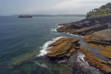Santander şehrinin insansız hava aracı görüntüsü ve inanılmaz temiz Atlantik okyanusu. 