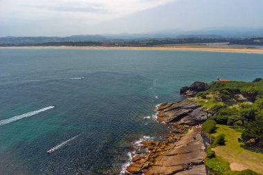Santander şehrinin insansız hava aracı görüntüsü ve inanılmaz temiz Atlantik okyanusu. 
