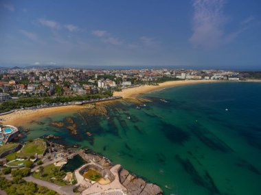 Santander şehrinin insansız hava aracı görüntüsü ve inanılmaz temiz Atlantik okyanusu. 