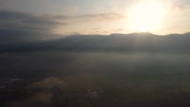 Şaşılacak gün doğumu ve bulutlar Cantabria 'daki Santander, İspanya etrafındaki dağlarda insansız hava aracıyla alındı.