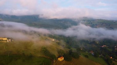 Şaşılacak gün doğumu ve bulutlar Cantabria 'daki Santander, İspanya etrafındaki dağlarda insansız hava aracıyla alındı.