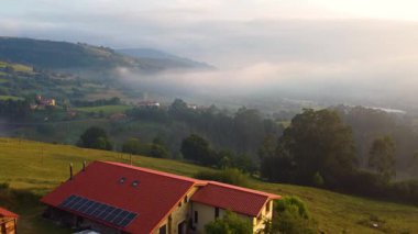 Şaşılacak gün doğumu ve bulutlar Cantabria 'daki Santander, İspanya etrafındaki dağlarda insansız hava aracıyla alındı.