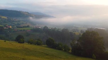 Şaşılacak gün doğumu ve bulutlar Cantabria 'daki Santander, İspanya etrafındaki dağlarda insansız hava aracıyla alındı.