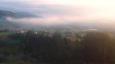Şaşılacak gün doğumu ve bulutlar Cantabria 'daki Santander, İspanya etrafındaki dağlarda insansız hava aracıyla alındı.