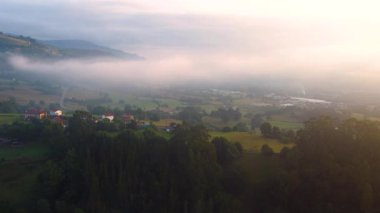 Şaşılacak gün doğumu ve bulutlar Cantabria 'daki Santander, İspanya etrafındaki dağlarda insansız hava aracıyla alındı.