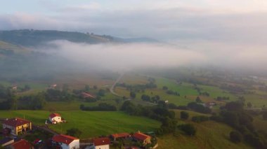 Şaşılacak gün doğumu ve bulutlar Cantabria 'daki Santander, İspanya etrafındaki dağlarda insansız hava aracıyla alındı.