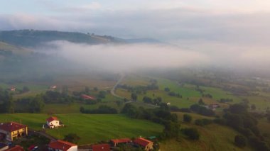 Şaşılacak gün doğumu ve bulutlar Cantabria 'daki Santander, İspanya etrafındaki dağlarda insansız hava aracıyla alındı.