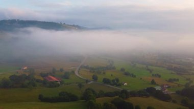 Şaşılacak gün doğumu ve bulutlar Cantabria 'daki Santander, İspanya etrafındaki dağlarda insansız hava aracıyla alındı.