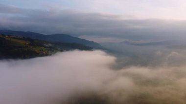 Şaşılacak gün doğumu ve bulutlar Cantabria 'daki Santander, İspanya etrafındaki dağlarda insansız hava aracıyla alındı.