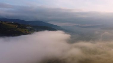Şaşılacak gün doğumu ve bulutlar Cantabria 'daki Santander, İspanya etrafındaki dağlarda insansız hava aracıyla alındı.