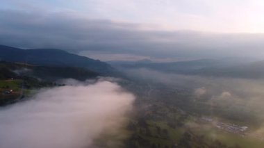 Şaşılacak gün doğumu ve bulutlar Cantabria 'daki Santander, İspanya etrafındaki dağlarda insansız hava aracıyla alındı.