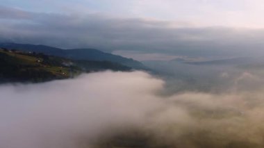 Şaşılacak gün doğumu ve bulutlar Cantabria 'daki Santander, İspanya etrafındaki dağlarda insansız hava aracıyla alındı.