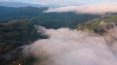 Şaşılacak gün doğumu ve bulutlar Cantabria 'daki Santander, İspanya etrafındaki dağlarda insansız hava aracıyla alındı.