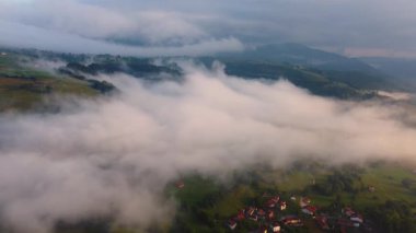 Şaşılacak gün doğumu ve bulutlar Cantabria 'daki Santander, İspanya etrafındaki dağlarda insansız hava aracıyla alındı.