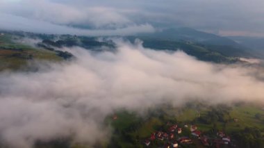 Şaşılacak gün doğumu ve bulutlar Cantabria 'daki Santander, İspanya etrafındaki dağlarda insansız hava aracıyla alındı.