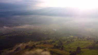 Şaşılacak gün doğumu ve bulutlar Cantabria 'daki Santander, İspanya etrafındaki dağlarda insansız hava aracıyla alındı.