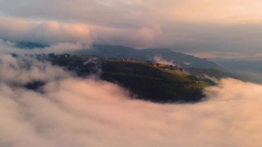 Şaşılacak gün doğumu ve bulutlar Cantabria 'daki Santander, İspanya etrafındaki dağlarda insansız hava aracıyla alındı.