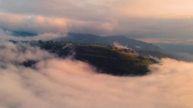 Şaşılacak gün doğumu ve bulutlar Cantabria 'daki Santander, İspanya etrafındaki dağlarda insansız hava aracıyla alındı.